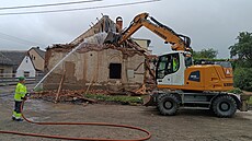 V pond�lí dopoledne se do domu stojícího v nep�íjemné k�i�ovatce zakousl bagr....