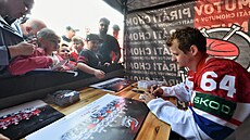 Hokejový mistr sv�ta David Kämpf se p�ivítal s davy fanou�k� u chomutovského...
