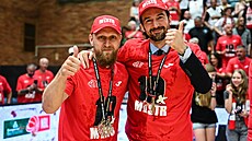 Nymburský trenér Francesco Tabellini (vpravo) a kondiní kou Ricardas Reimaris...