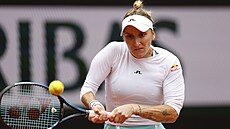 Markéta Vondroušová hraje bekhend v osmifinále Roland Garros.