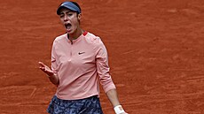 Olga Daniloviová se rouiluje bhem osmifinálového zápasu Roland Garros.