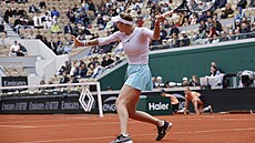 Markéta Vondrou�ová se nap�ahuje b�hem osmifinále Roland Garros.