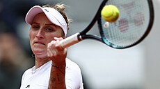 Markéta Vondrou�ová b�hem osmifinále Roland Garros.