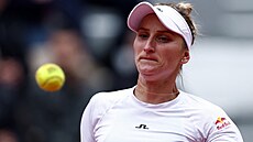 Markéta Vondrou�ová b�hem osmifinále Roland Garros.