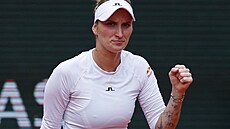 Markéta Vondroušová se raduje z povedené výměny v osmifinálovém zápase Roland...
