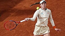 Jelena Rybakinová se soustedí na míek bhem tetího kola Roland Garros.