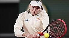 Jelena Rybakinová hraje bekhend ve tetím kole Roland Garros.
