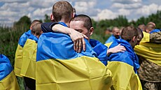 Ukrajin�tí vále�ní zajatci po propu�t�ní a návratu dom� (31. kv�tna 2024)