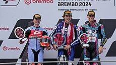 Zleva Manuel Gonzalez, Joe Roberts a Alonso Lopez pózují na stupních vít�z�.