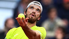 �eský tenista Tomá� Machá� se p�ipravuje na podání ve t�etím kole Roland Garros.