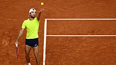 �eský tenista Tomá� Machá� podává ve t�etím kole Roland Garros.
