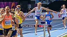 Tomá� Habarta ská�e p�es p�eká�ku na Mistrovství Evropy.