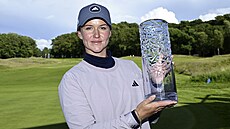 védka Linn Grantová se raduje z výhry smíeného golfového turnaje.