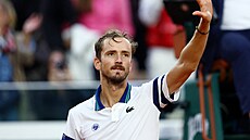 Daniil Medvedv se raduje z postupu do osmifinále Roland Garros.