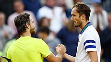 Daniil Medved�v (vpravo) a Tomá� Machá� si podávají ruce po vzájemném zápase ve...