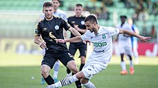 Pavol Ilko z Vy�kova (vlevo) a Andrija Ra�natovi� z Karviné v souboji o mí�.