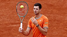 Polský tenista Hubert Hurkacz b�hem osmifinálového utkání Roland Garros.