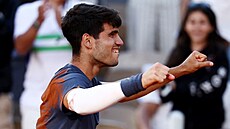 Carlos Alcaraz se raduje z výhry ve finále Roland Garros.