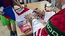 eský reprezentant Luká Dostál podepisuje eskou vlajku ve lapanicích u Brna.