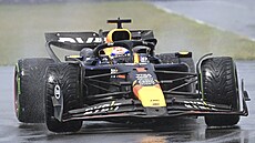 George Russell chvíli po startu na prvním míst�