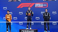 George Russell chvíli po startu na prvním míst�