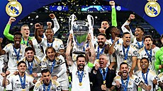 Fotbalisté Realu Madrid slaví zisk poháru v Lize mistr.