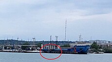 Následky ukrajinského útoku na trajekt v Ker�i na Krymu (1. �ervna 2024)