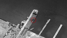 Následky ukrajinského útoku na trajekt v Ker�i na Krymu (1. �ervna 2024)