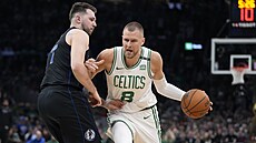 Kristaps Porzingis (vpravo) z Bostonu brán�ný Lukou Don�i�em z Dallasu.