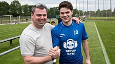 Jaroslav �pa�ek (vlevo) a jeho syn David �pa�ek na benefi�ní¨m utkání hv�zd na...