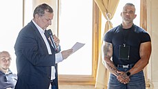 Martin Hynek (vlevo), sou�asný 1. viceprezident svazu, hovo�í k delegát�m na...