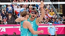 Jakub épka (vlevo) a Jií Sedlák se radují z bodu.