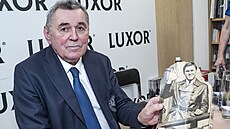 Václav Nedomanský pi autogramiád pi píleitosti vydání knihy s podtitulem...