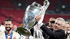 Carlo Ancelotti  s trofejí pro vít�ze Ligy mistr�, na kterou dosáhl s Realem...