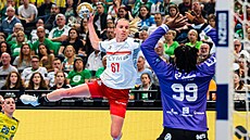 Veronika Malá z Bietigheimemu st�ílí na branká�ku  Hatadou Sakoovou z Mét.