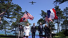 Prezidenti Macron a Biden s prvními dámami pi oslavách 80. výroí Dne D (6....