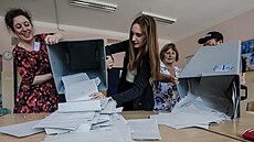 Na základní kole Na Balabence sítají volební lístky. (8. ervna 2024)