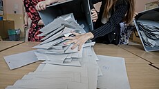 Na základní �kole Na Balabence s�ítají volební lístky. (8. �ervna 2024)
