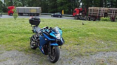 Pi stedení nehod motorká na silnici pes ervenohorské sedlo v zatáce...