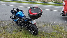 Pi stedení nehod motorká na silnici pes ervenohorské sedlo v zatáce...