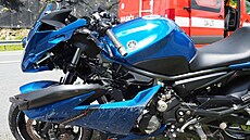 Pi stedení nehod motorká na silnici pes ervenohorské sedlo v zatáce...