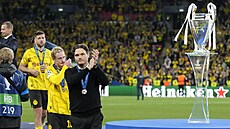 Hrá�i Borussie Dortmund v �ele s trenérem Edinem Terzi�em míjejí trofej po...