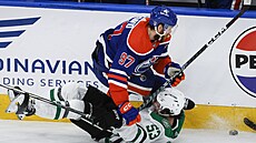 Wyatt Johnston (53) z Dallas Stars skonil na led po stetu s Connorem...