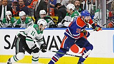 Logan Stankoven (11) z Dallas Stars atakuje Leona Draisaitla (29) z Edmonton...