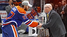 Connor McDavid (97) pebírá za Edmonton Oilers trofej pro vítze Západní...