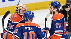 Stuart Skinner (74), Derek Ryan (10) a Connor McDavid (97) slaví výhru Edmonton...
