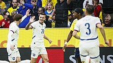 Srb�tí fotbalisté slaví gól Sergeje Milinkovi�e-Savi�e.