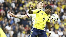 Sergej Milinkovi�-Savic� (v bílém) ze Srbska a Anthony Elanga ze �védska bojují...