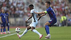 Ruben Dias (vlevo) z Portugalska pod tlakem chorvatského kapitána Ivana...