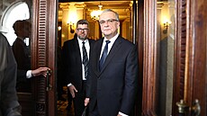 Politici Ji�í Pospí�il a Miroslav Kalousek odcházejí z posledního rozlou�ení s...